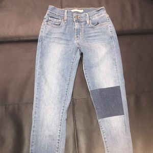 Levi super skinny patch knee short cut jeans